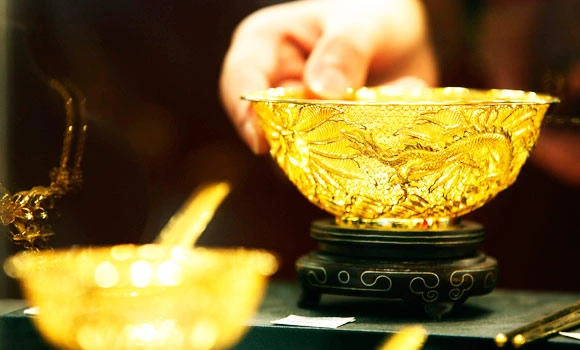 Gold down 1% on firm dollar and weak technical signals