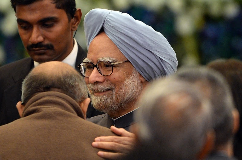 India rupee gains in lackluster trade; share rally helps