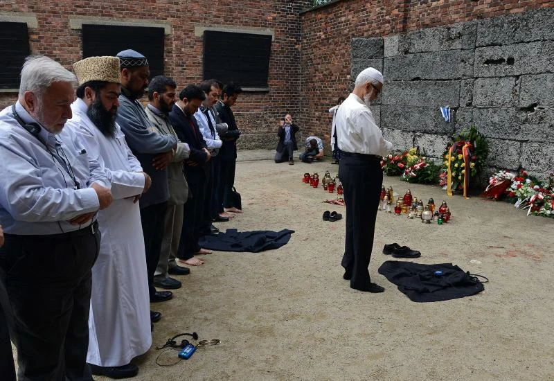 Muslim leaders pray at Auschwitz in interfaith move