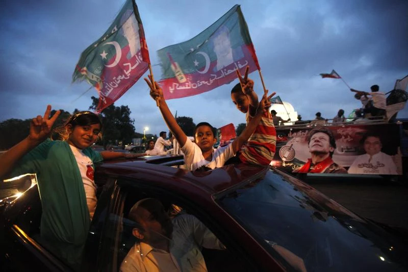 Pakistan stocks close higher, rupee strengthens