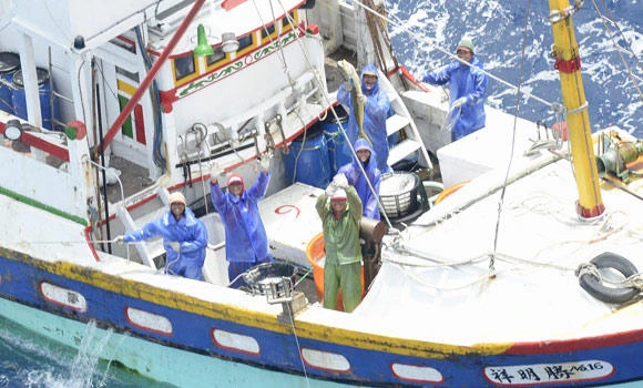 Chinese ships spotted in disputed islands waters, says Japan