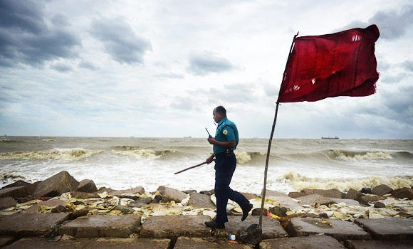 Cyclone Mahasen batters Bangladesh