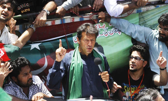 Leading Pakistani politician injured in stage fall