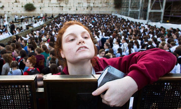 Police shield women activists in confrontation at Western Wall