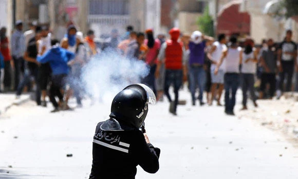 Tear gas used as Tunisian street vendors, police clash