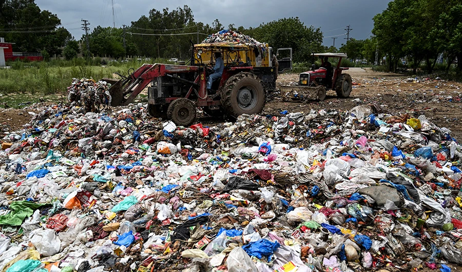 Piling garbage pollutes Rawdah