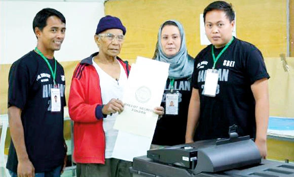 Filipino, 70, votes in Riyadh