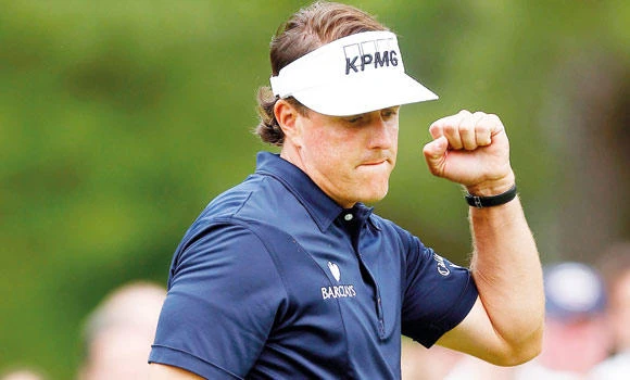 Mickelson wields hot putter to grab lead