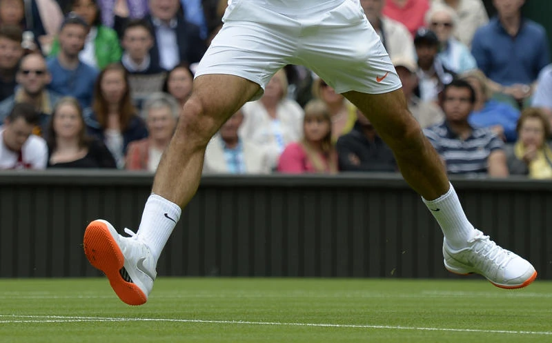 Federer suffers foot fault over orange shoes