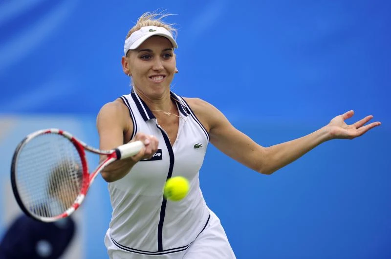 Li Na dumped out by rising Vesnina