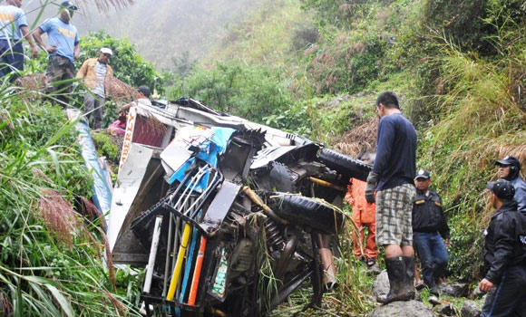 13 dead as van plunges into Philippines ravine