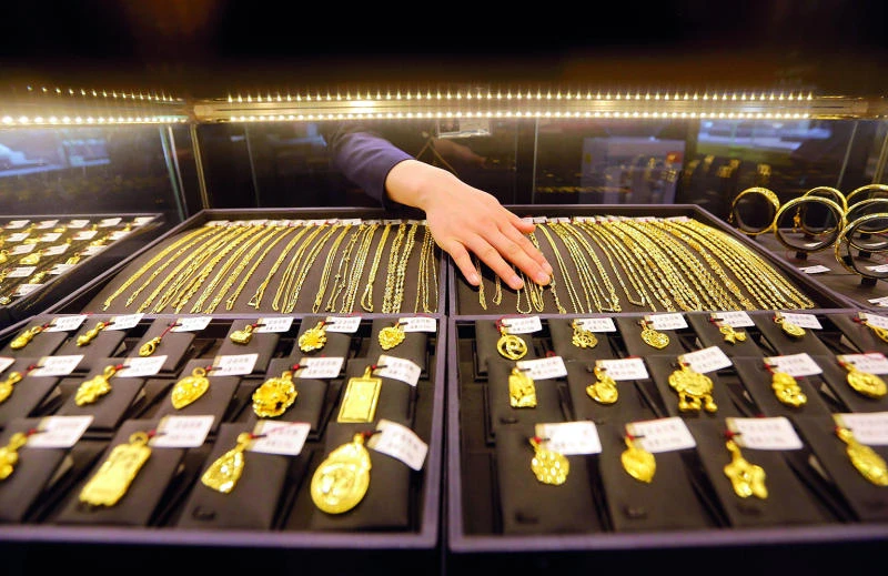 Gold set to drop 5.5% in May