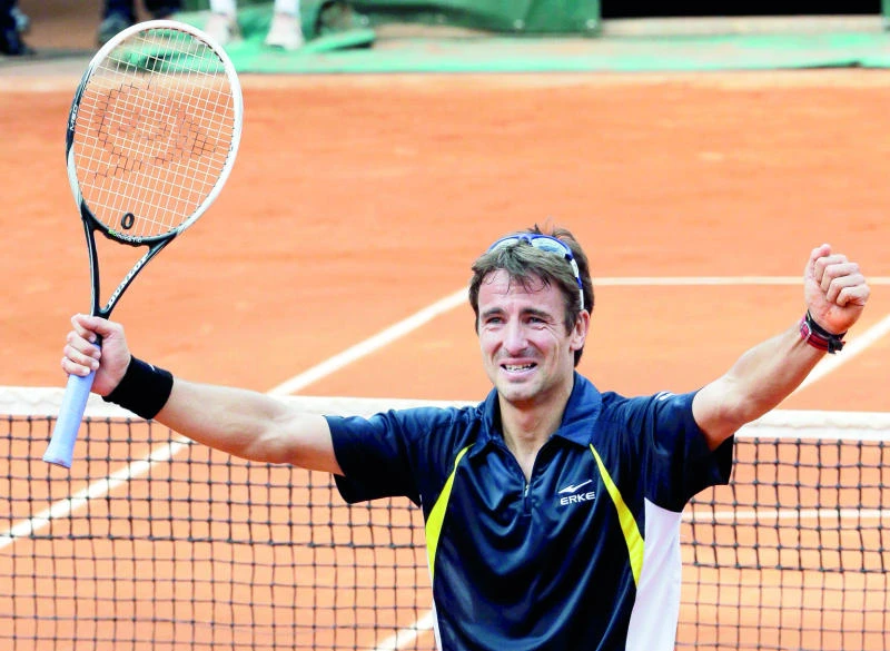 Robredo, Federer complete great escapes in Paris
