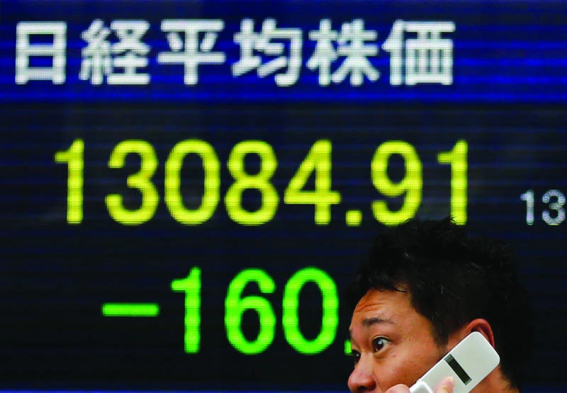 World shares tumble, gold prices sink