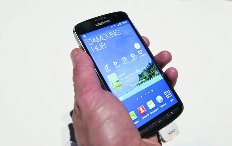 EU lowers mobile roaming fees for summer