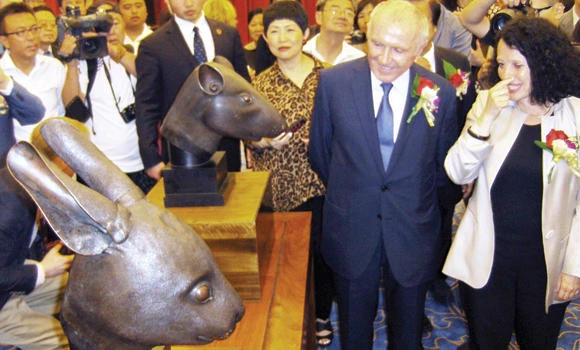 French hand back plundered bronzes to China