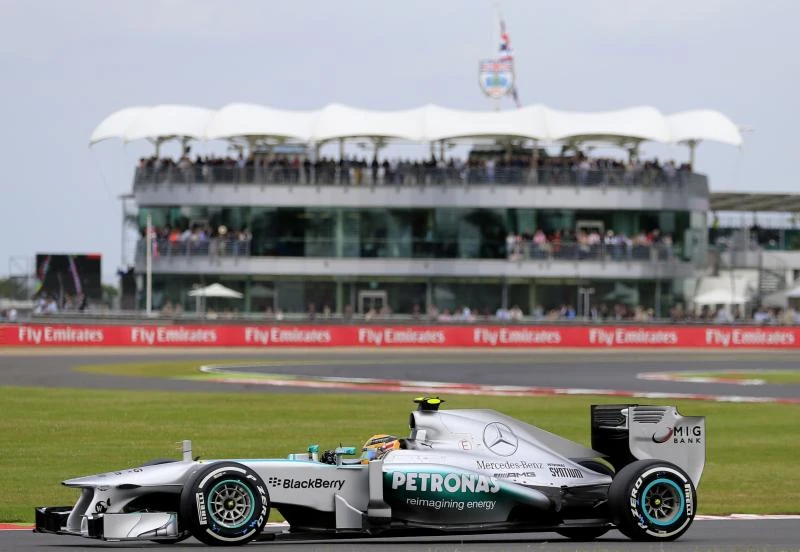 Hamilton wins pole at British Grand Prix