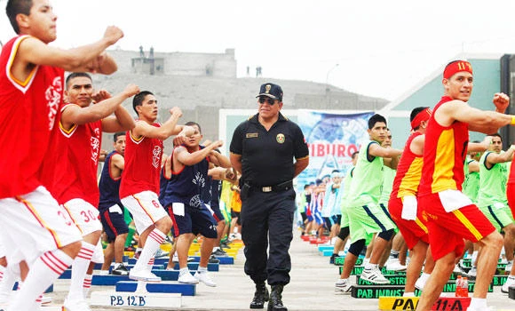 Peru prisoners stage dance to break world record