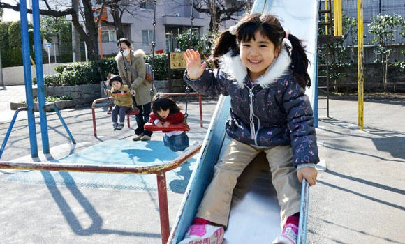 Graying Japan complains of the noise of children