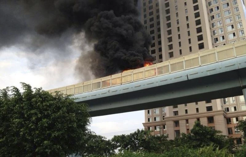 Scores die in China bus fire