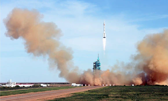 Chinese spacecraft blasts off with 3 astronauts