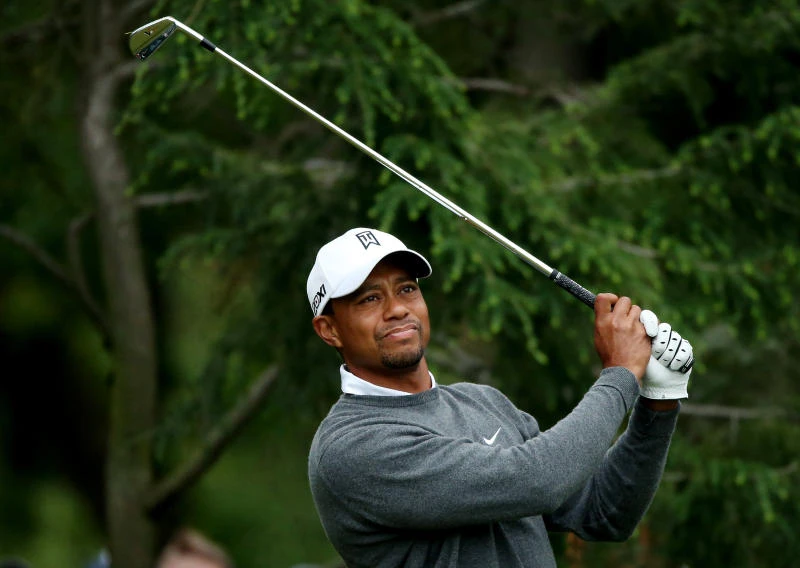 Woods battles injury, and changing conditions at Merion