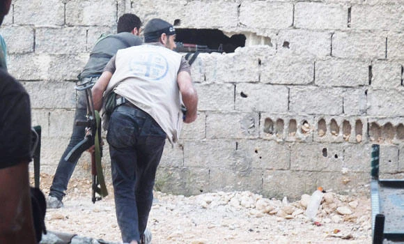 Syria death toll tops 100,000; heavy fighting in border town