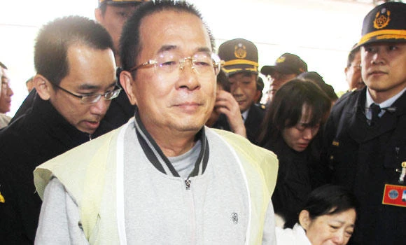 Taiwan ex-leader Chen attempts suicide in jail