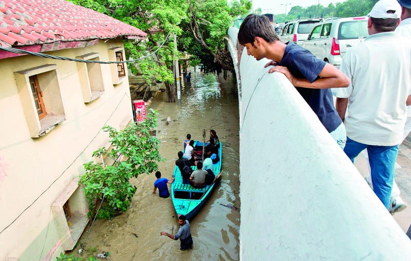 Delhi faces flood threat