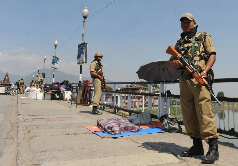 Militants kill 2 policemen in Indian Kashmir