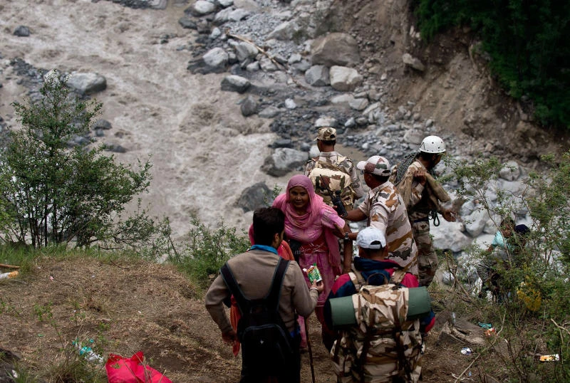 India flood rescue operations intensify; 1,000 feared dead
