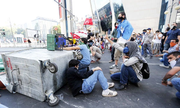 Syria revels as protests continue in Turkey
