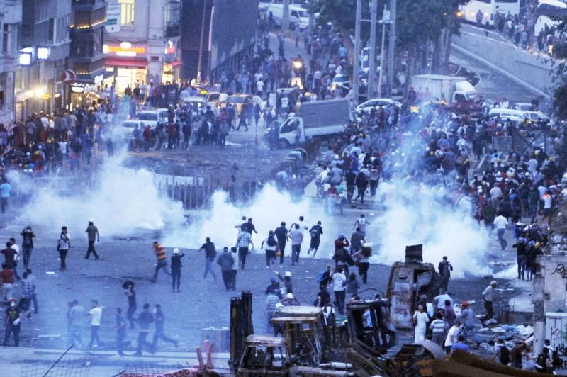 Turkey police storm protest park after PM ultimatum