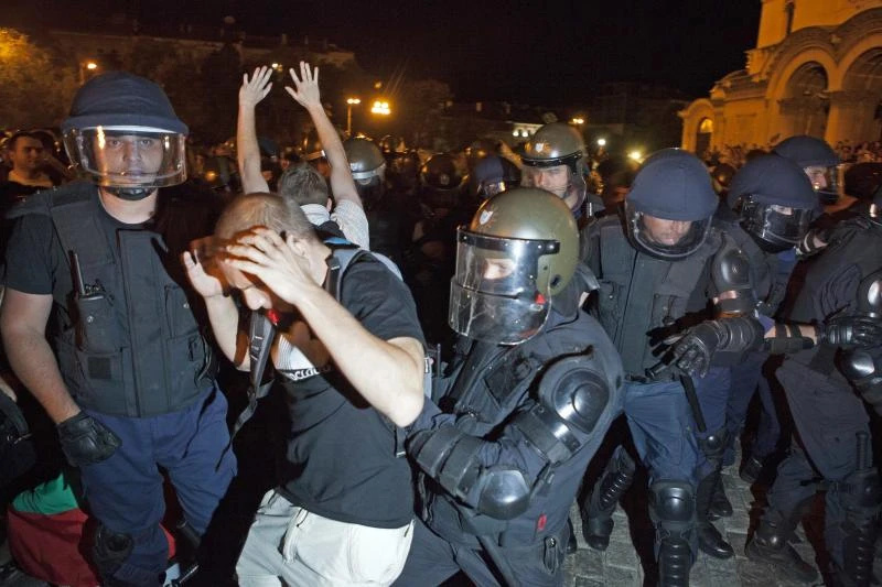 Bulgaria: Police end Parliament siege, free MPs