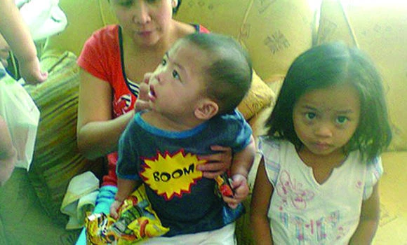 Stranded Filipinos throng embassy shelter in Riyadh