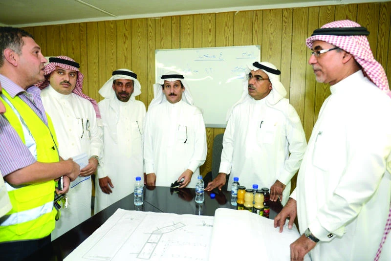 Mayor inspects Qatif development projects