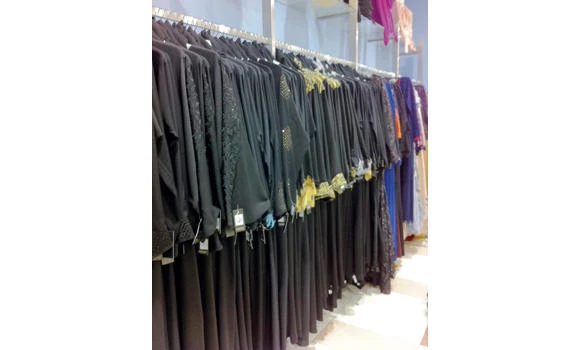 Abaya shops fail to hire women