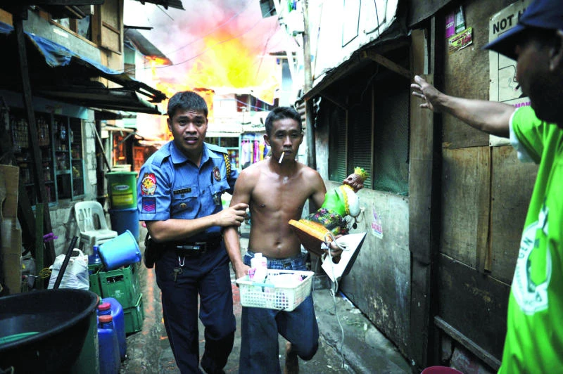 Dramatic escapes as blaze rips through Philippine shantytown