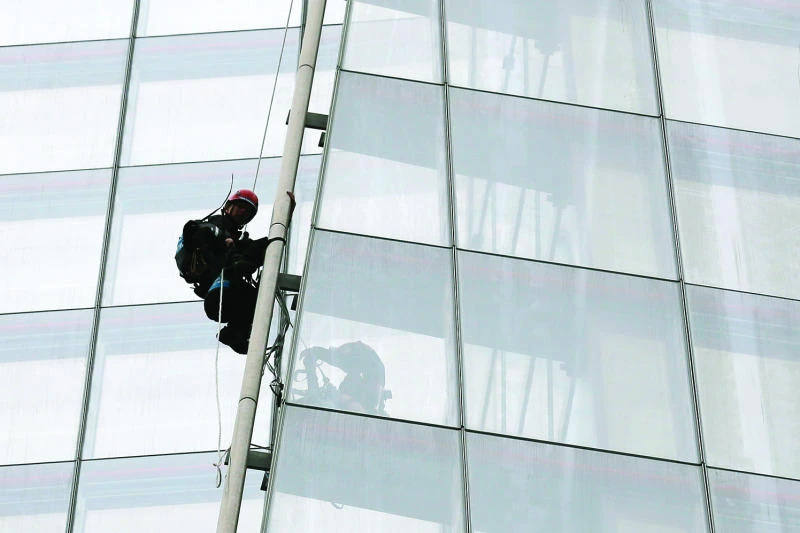 Greenpeace female activists scale London’s Shard skyscraper