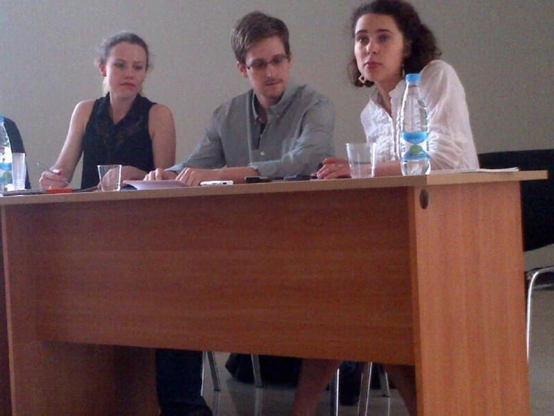 Snowden meets activists,asks for asylum in Russia