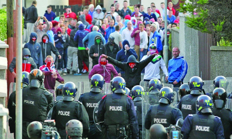 Seven policemen injured in 2nd night of Belfast riots