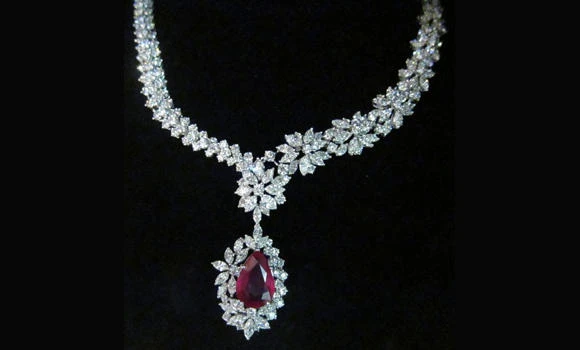 Binan shines with top-class
jewelry range