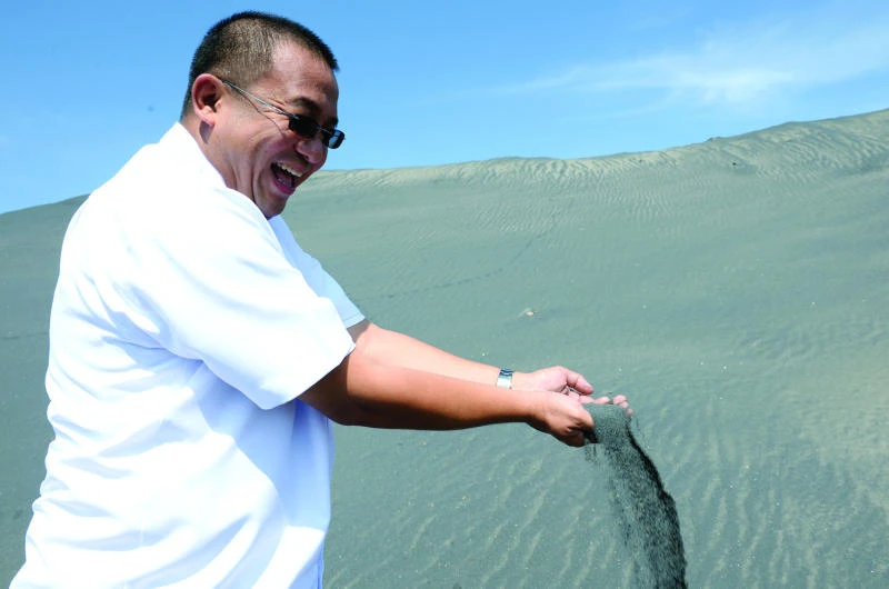 Black-ore gold rush scars Philippines coasts