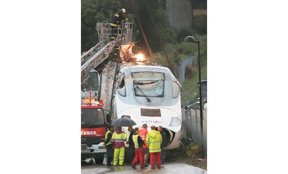 Train driver faces judge as Spain mourns crash victims