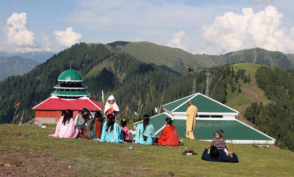 Tourists flock to Pakistan Kashmir valley in rare boom