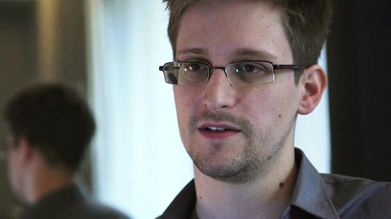 Fugitive Snowden seeks asylum in Russia