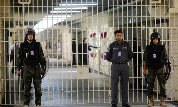 500 escape in assault on Iraq prisons