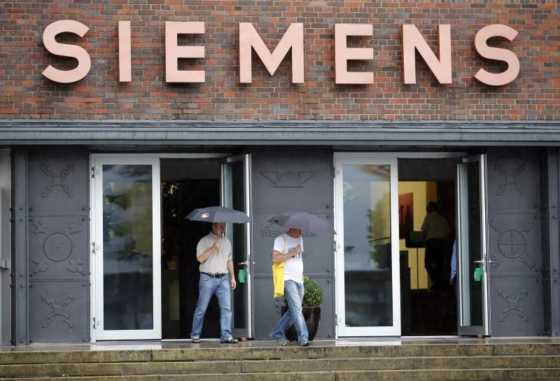 In leaving, Siemens CEO seeks to take down chairman