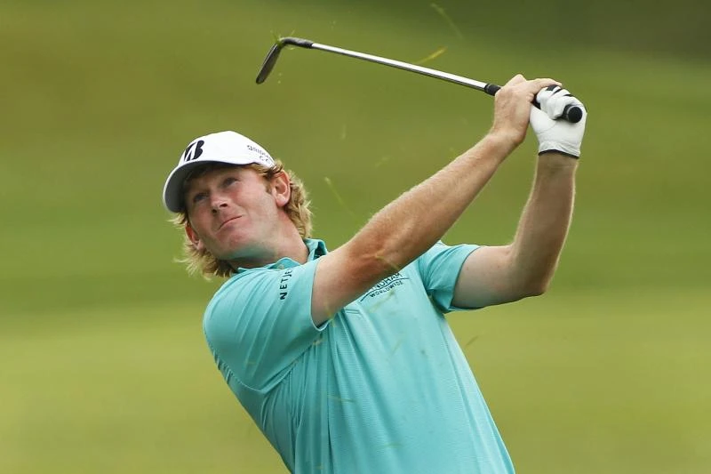 Snedeker grabs lead as father-to-be Mahan quits