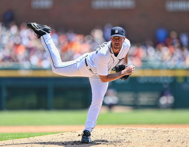 Verlander holds Rangers hitless until 7th, Tigers triumph